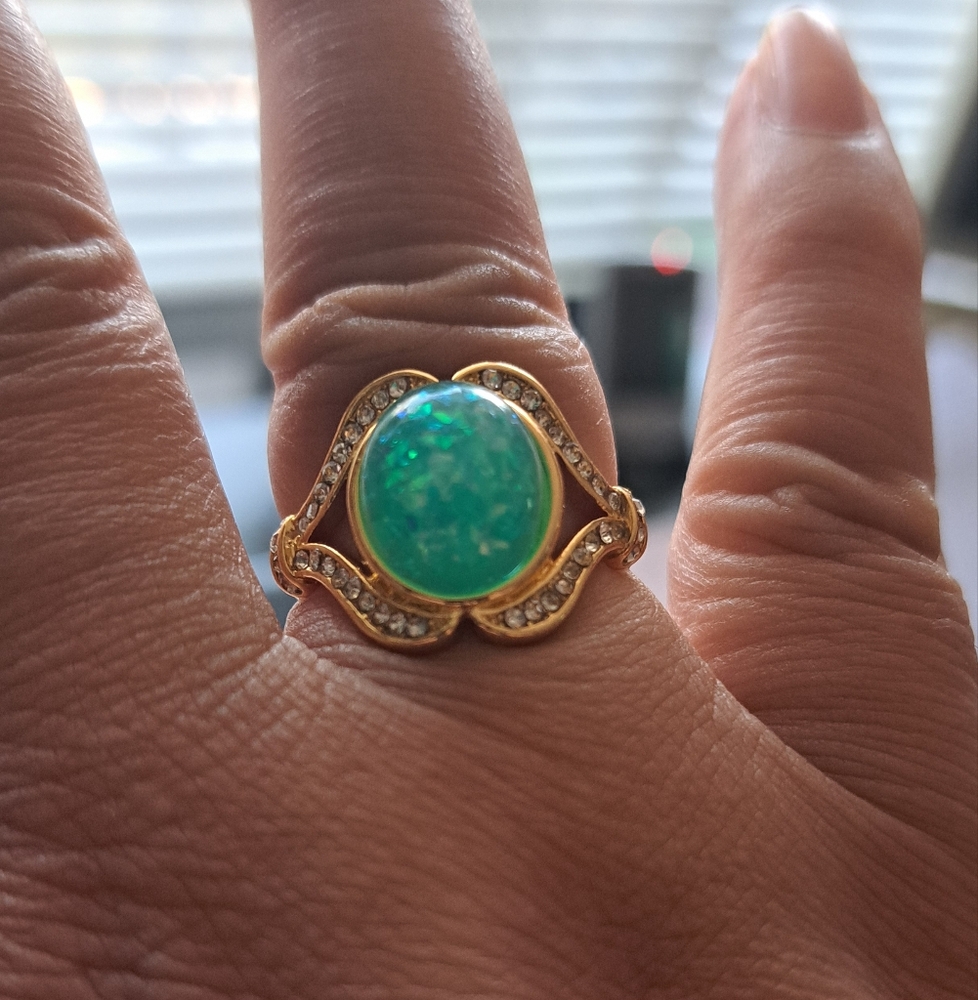 Elegant Gold and Green Gemstone Ring